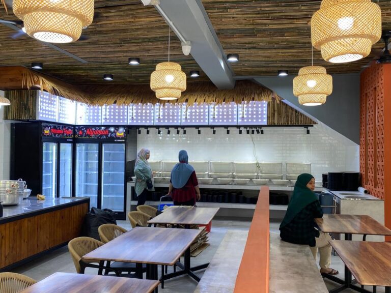 Display chillers along the dining area